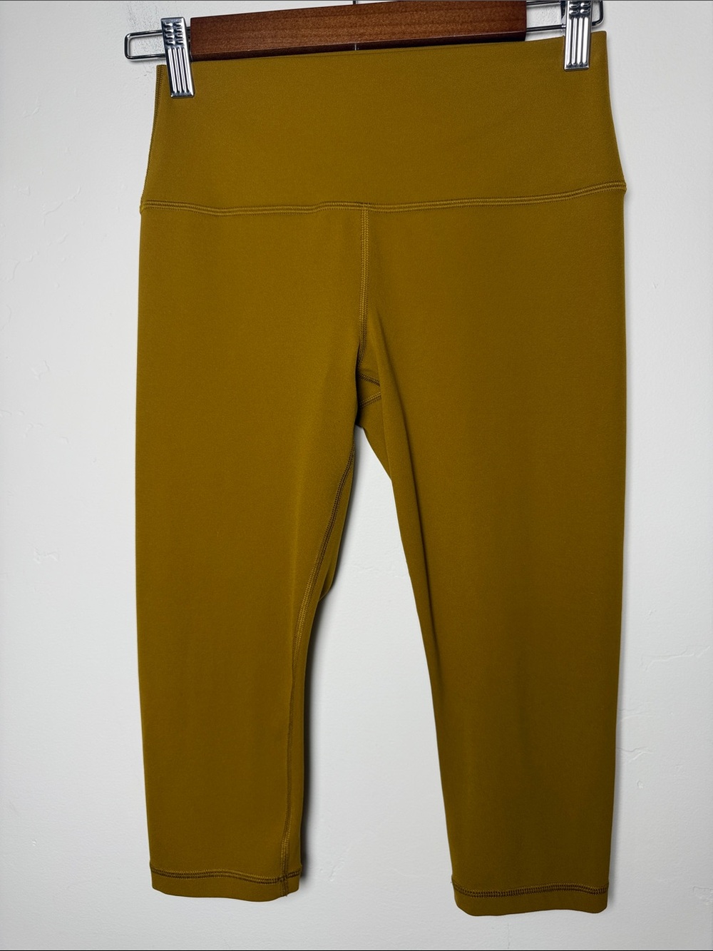 Athleta TRANSCEND CAPRI women Mustard yellow golden M petite activewear workout